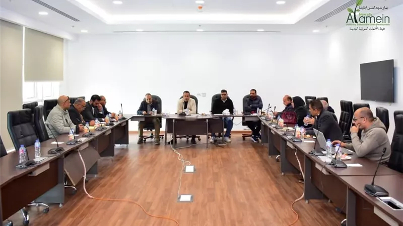 رئيس العلمين الجديدة يجتمع بمجلس الأمناء لبحث آليات التعاون ودعم جودة الحياة