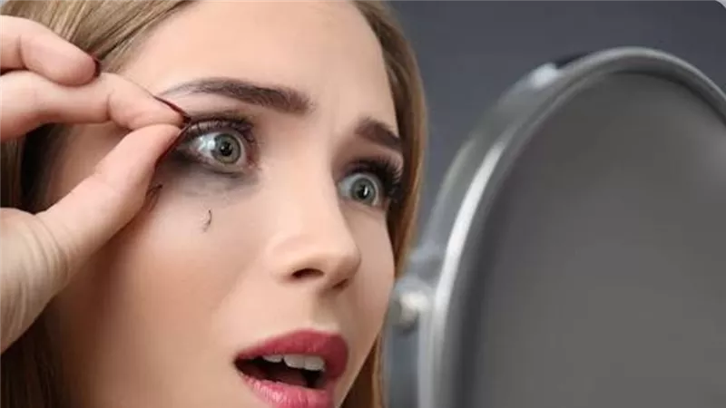 4 عادات تسبب تساقط الرموش.. منها طريقة إزالة المكياج