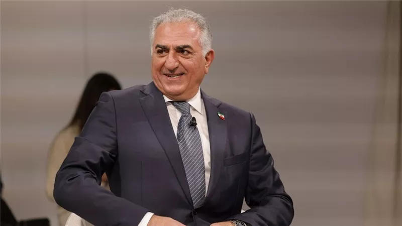 التليفزيون الإيراني يتعرض لاختراق ويعرض رسائل رضا بهلوي |فيديو