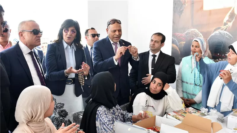 محافظ الأقصر يشهد تدشين مبادرة «تمكين» لمؤسسة صناع الخير لدعم وتأهيل الشباب 