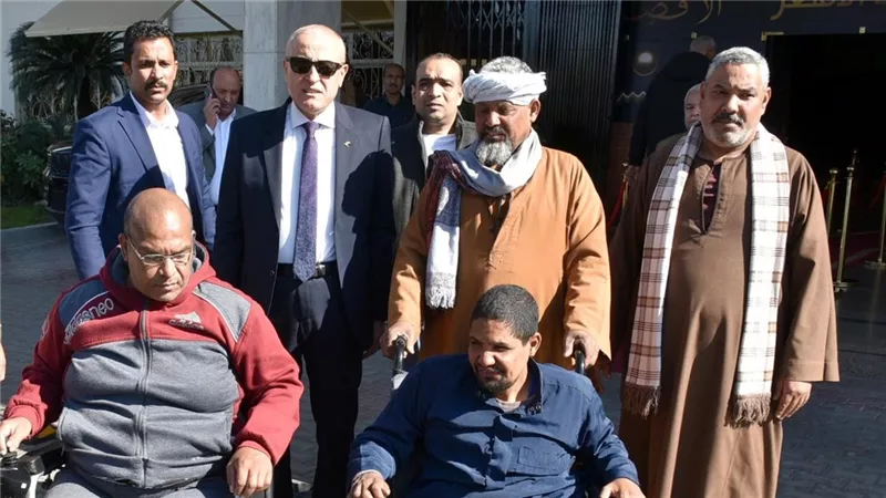 محافظ الأقصر يسلّم كرسيين كهربائيين متحركين لمواطنين من أرمنت ومدينة طيبة 