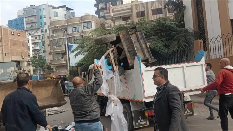 محليات الشرقية تشن حملة مكبرة للقضاء على ظاهرة نباشي القمامة بالزقازيق