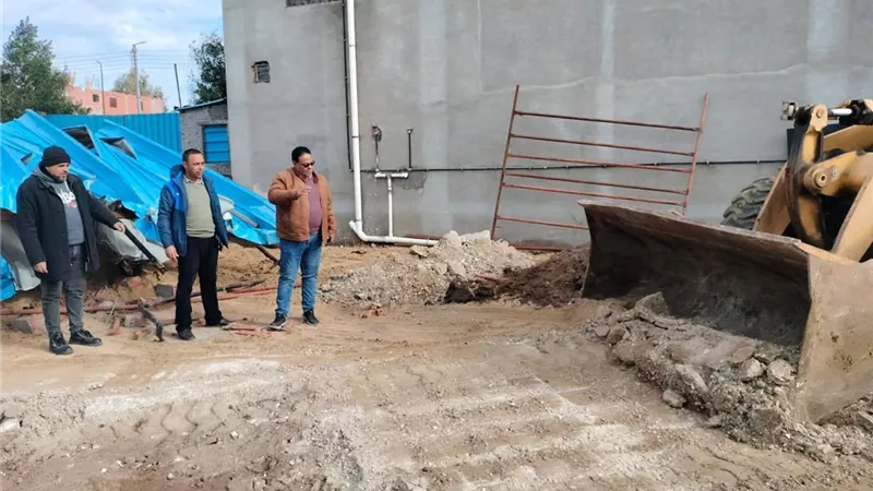 إزالة فورية في المهد لحالة بناء مخالف على مساحة كبيرة بكفر المنازلة بدمياط