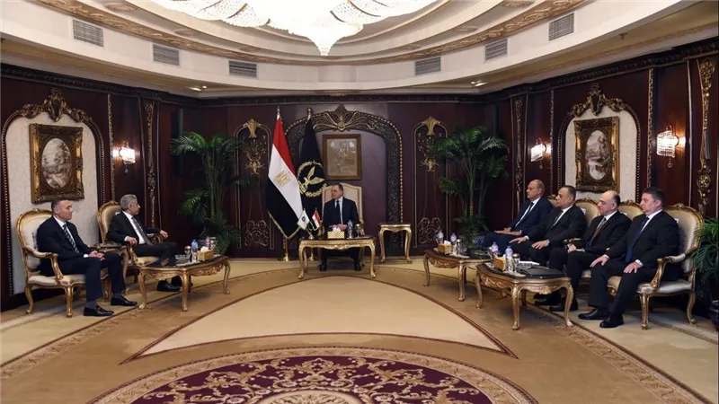 وزير الداخلية يستقبل أمين مجلس وزراء الداخلية العرب لتبادل الرؤى 