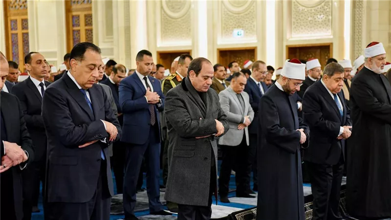 الرئيس السيسي يؤدي صلاة الفجر ويفتتح مسجد العزيز الحكيم بالمقطم