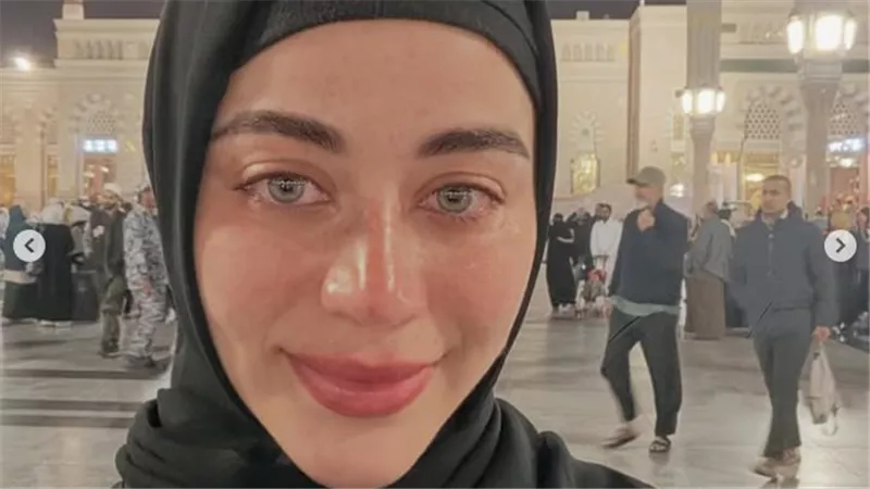 بعيون باكية.. يارا السكري تنشر صورا من الروضة الشريفة: لا تحرمني لذة القرب منك