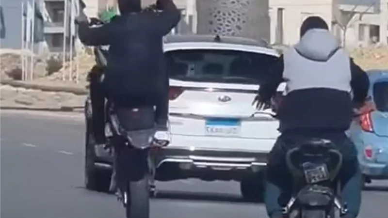 فوضى الدراجات على وصلة دهشور تثير الذعر بين السيارات.. جهود مكثفة لضبط الأشخاص
