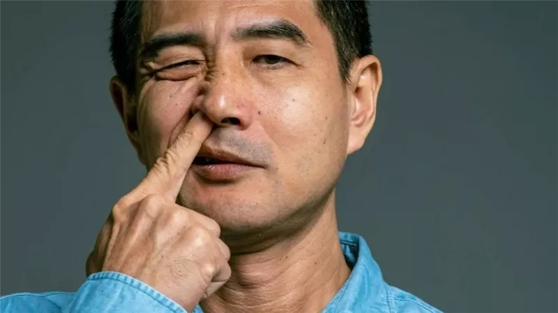 دراسة تحذر: سلوك شائع بالأنف قد يسهل وصول ألزهايمر إلى الدماغ