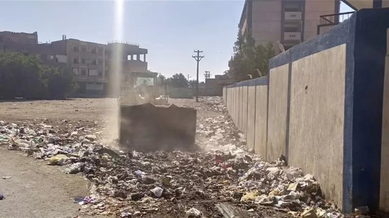 سلوك خاطئ.. إلقاء المخلفات خارج حاويات القمامة يتسبب في ايذاء المواطنين بقنا
