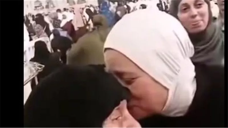 ادعي لبنتي يا حاجة.. معتمرة عراقية تلبّي طلب امرأة مصرية وتدعو لابنتها بالزواج