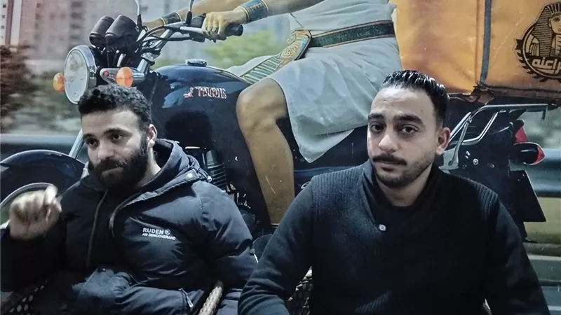 أمهلهم 11 ثانية.. سائق سيارة يدهس مناديب شحن أمام شركة ويصيب 3 منهم