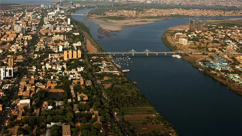 رئيس وزراء السودان يؤكد عودة الحياة بشكل كامل إلى الخرطوم