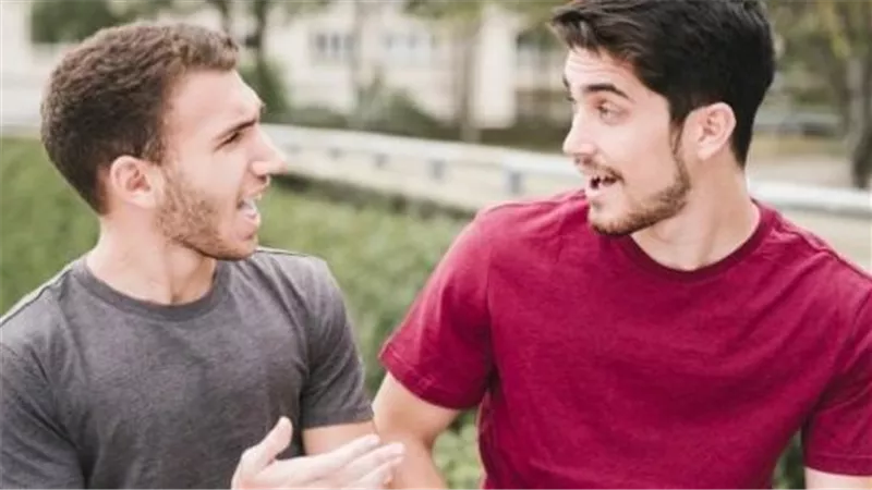 هل يجوز أن يتكلم الشخص ويحكي عن ما يفعله من الذنوب والمعاصى؟