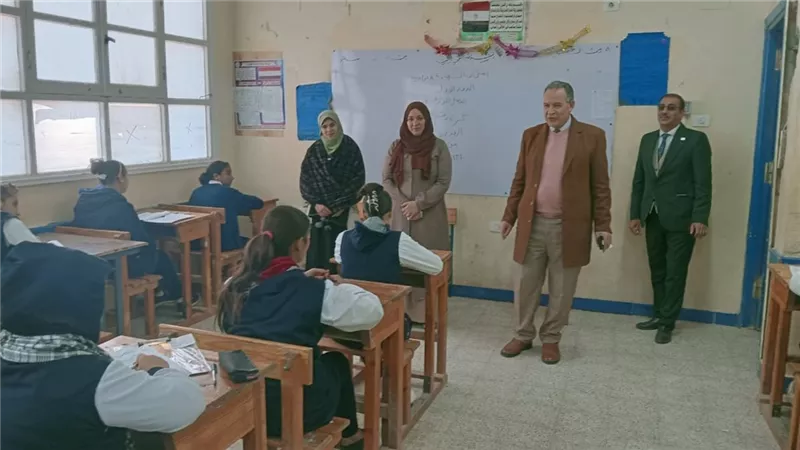 مدير تعليم أسيوط يتفقد لجان امتحانات مدارس القوصية للاطمئنان على سيرالامتحانات