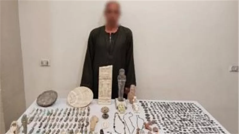 متحف فى منزل بالمنيا.. ضبط 526 قطعة أثرية بحوزة شخص بقصد الإتجار