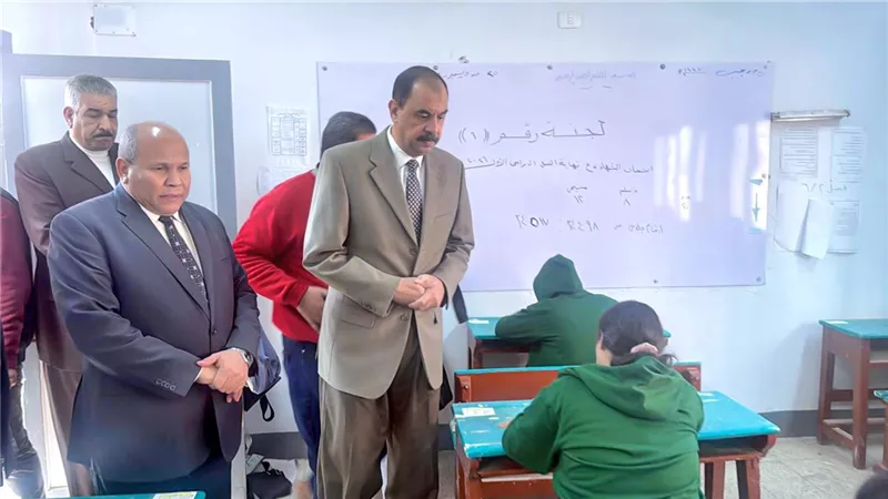بالصور.. محافظ سوهاج يتفقد لجان امتحانات الشهادة الإعدادية