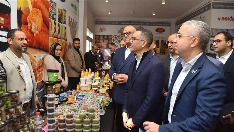 وزير الاستثمار يلتقي مستثمري المنطقة الاستثمارية بمدينة بنها