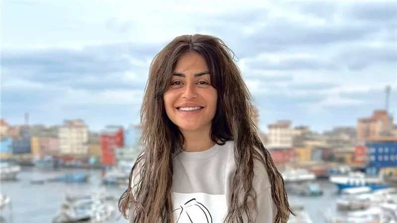 القبض على خادمة الفنانة منة فضالي المتهمة بسرقتها مشغولاتها الذهبية