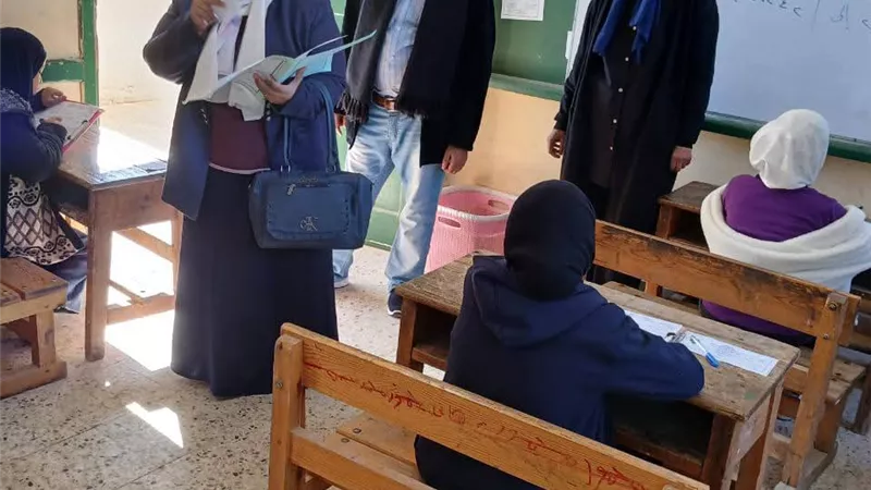 مدير عام المواد الثقافية  بأزهرية  السويس تتابع  امتحانات الابتدائية