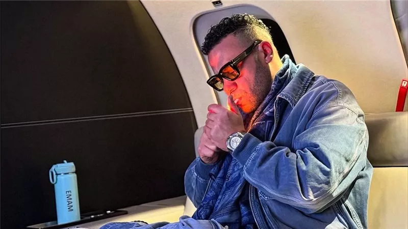من الطائرة.. محمد إمام في طريقه لحضور أهم حفل في الوطن العربي