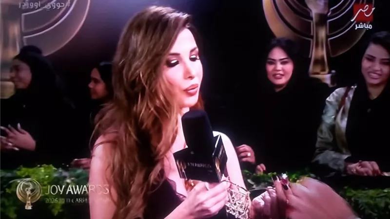 نانسي عجرم تخطف الأنظار في مهرجان «Joy Awards».. وشنطتها الصغيرة تسرق الأضواء