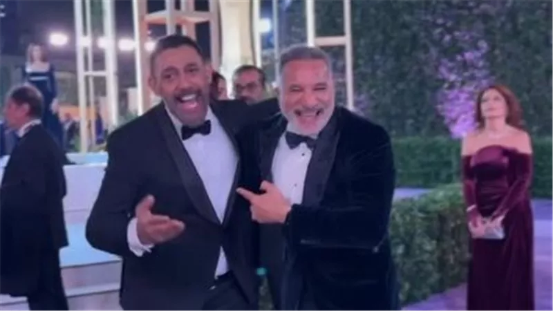 بعد خلاف سنوات.. تصالح عمرو مصطفى وباسم يوسف في حفل «Joy Awards» |صور