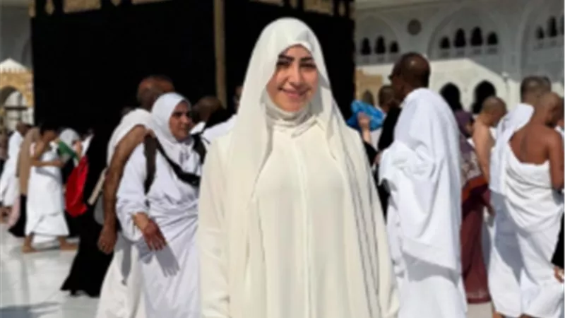 بالثوب الأبيض.. بوسي تؤدي مناسك العمرة وتشارك جمهورها 