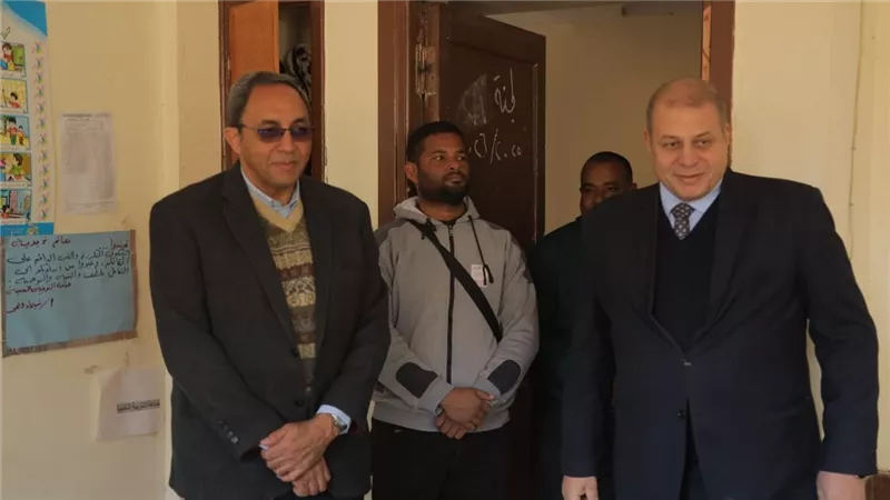 محافظ قنا يكرم مسؤولي منظومة الشكاوي بالمديريات والإدارات لاجتهادهم في العمل