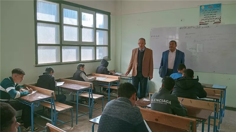 اليوم الثاني لامتحانات الإعدادية بأسيوط.. وكيل التعليم يتفقد لجان مدارس أبوتيج