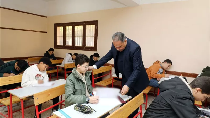 محافظ الشرقية يتفقد لجان امتحانات الفصل الدراسي الأول للشهادة الإعدادية بمدرسة