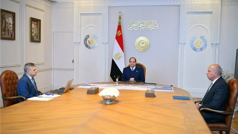 الرئيس السيسي يوجه بمُواصلة تنفيذ استراتيجية تطوير قناة السويس ومجراها الملاحي