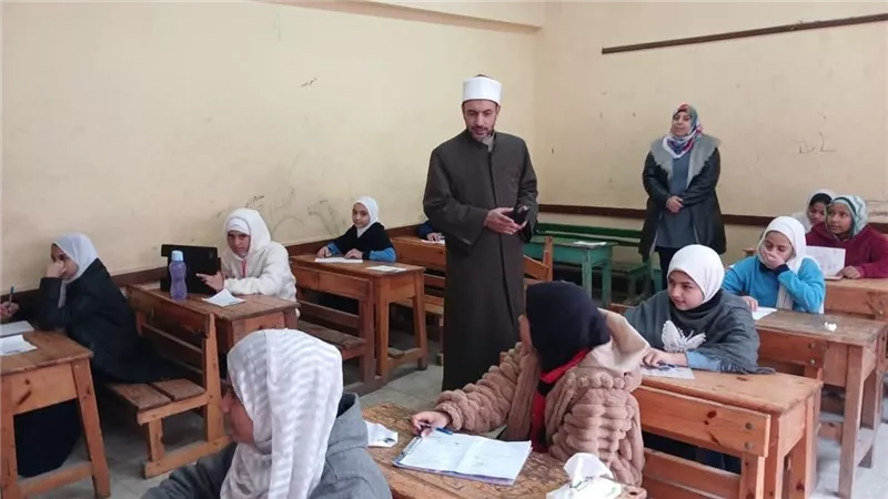 امتحانات نصف العام|رئيس«مركزية القاهرة الأزهرية»يتفقد لجان البرامواني العباسية