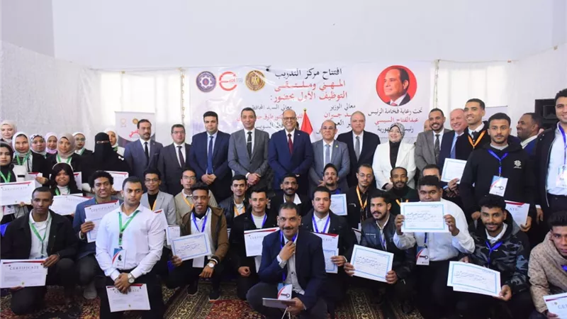 وزير العمل ومحافظ السويس يفتتحان ملتقى توظيفي ويوفر 1700 فرصة عمل 