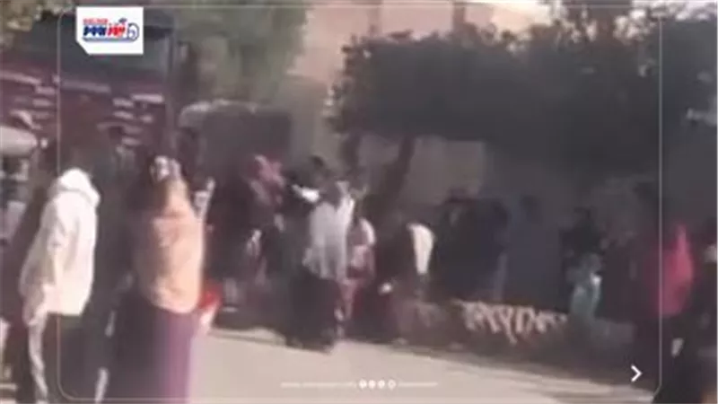 أهالي قرية حنس يغلقون الطريق مستخدمين النخل احتجاجًاعلى قطع مياه الشرب بالفيوم