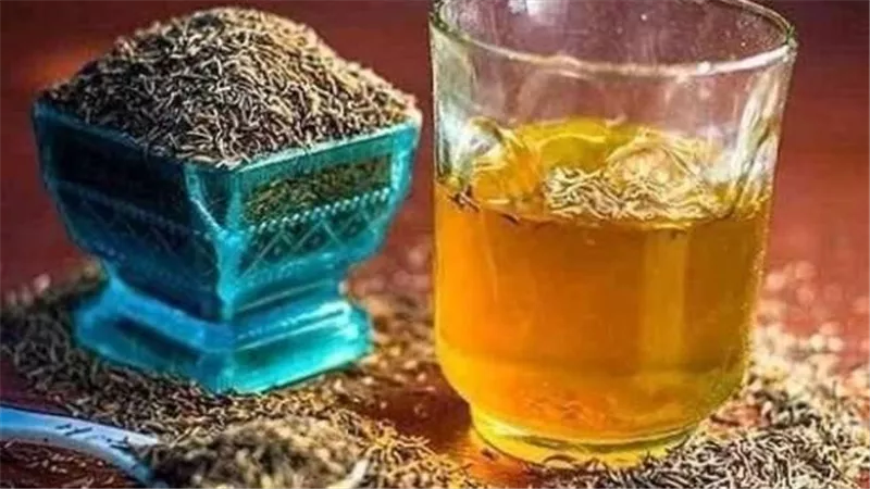 ماء الكمون الدافئ قبل النوم.. سر الهضم السليم وفقدان الوزن