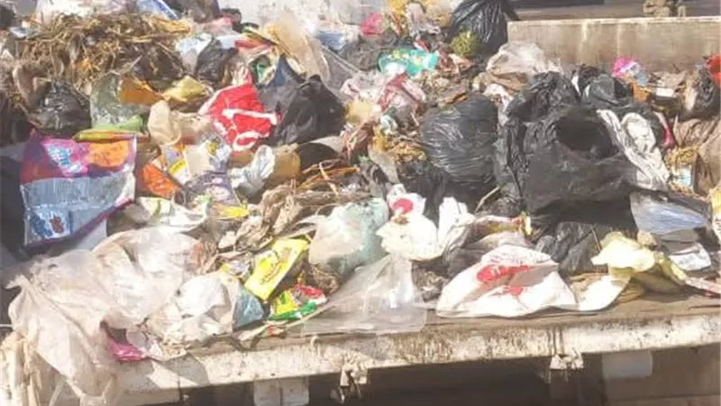 كارثة في شوارع نجع حمادي .. أزمة القمامة بالطرقات تؤرق المواطنين 