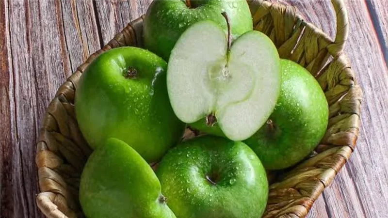 رغم فوائده التفاح قد يسبب مشكلات صحية لهذه الفئات تحديدا دون انتباه 	