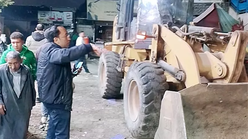 محافظة الجيزة تزيل ٢١ كشكًا مخالفًا بميدان المنيب بحي جنوب الجيزة