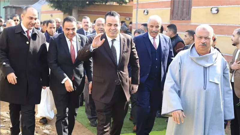 عصام هلال يشارك في جلسة الصلح بين عائلتي 
