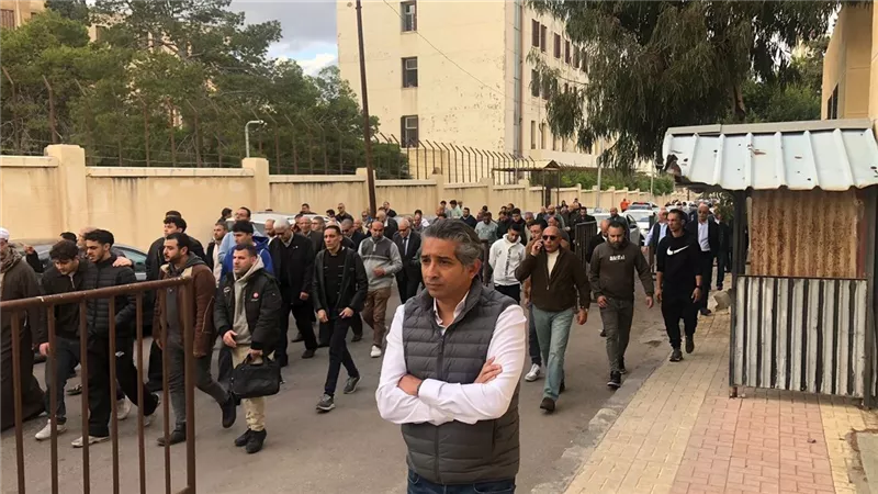 بحضور أسرته.. المئات يشيعون جنازة ملك البسكويت طاهر القويري