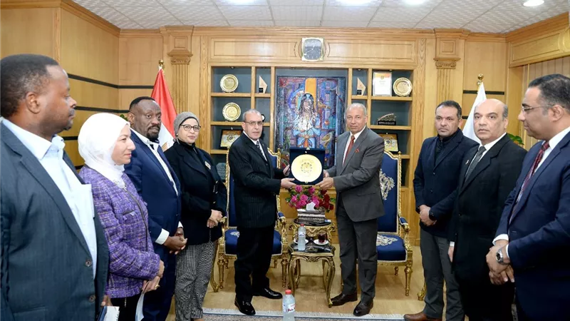 رئيس جامعة المنصورة يستقبل وفد معهد أمراض القلب التنزاني لبحث التعاون الطبي