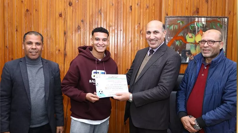 رئيس جامعة الزقازيق ونائبه يكرّمان منتخب كرة القدم الفائز ببطولة الجيش 