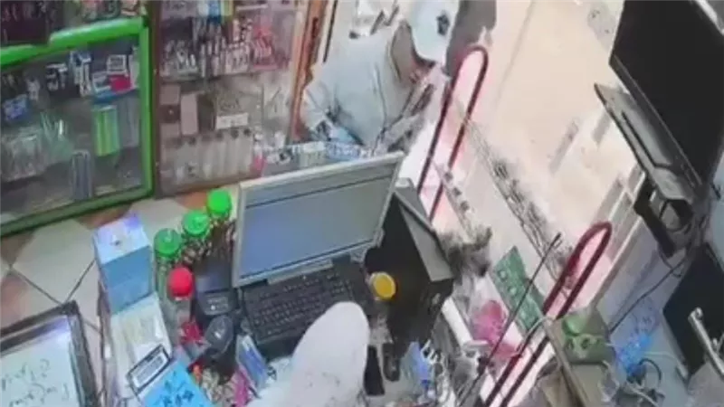 شاهد.. الأمن يفحص فيديو متداولا لسرقة هاتف من سيدة مسنة بالقاهرة