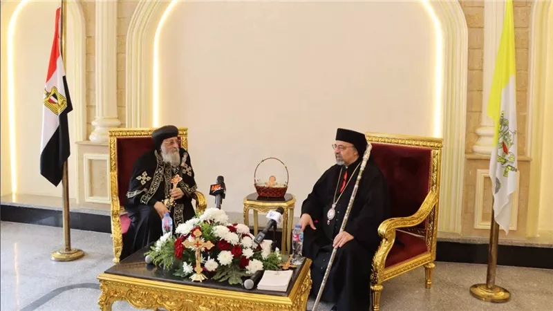 بطريرك الأقباط الكاثوليك يطمئن على صحة البابا تواضروس
