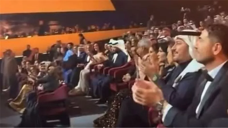 كان ناسي إنها طليقته .. أحمد عز لحظة تكريم أنغام في Joy Awards |فيديو