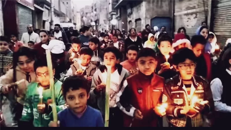 تقليد سنوي.. بالشموع أهالي نقادة يجوبون الشوارع احتفالا بعيد الغطاس| صور
