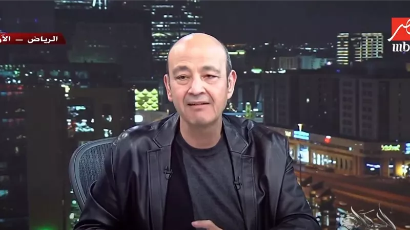 عمرو أديب ينتقد ازدواجية الهجوم عليه بسبب رسوم هواتف آيفون