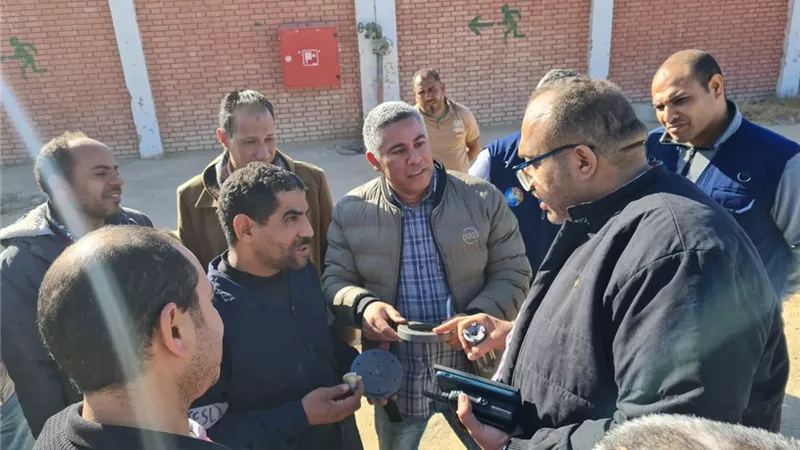 صنع بمياه سوهاج.. خراط يبتكر من الخردة منظم كلور سعة 200 كجم 