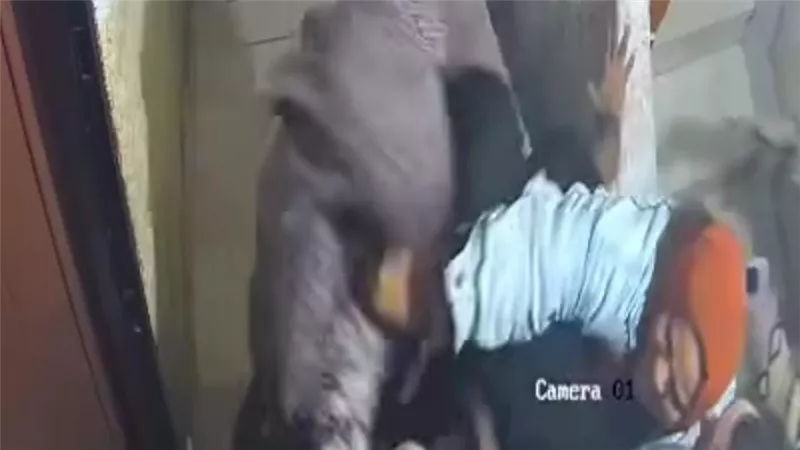  سيدة توثق لحظة الاعتداء عليها ووالدتها من جيرانها في دار السلام.. فيديو