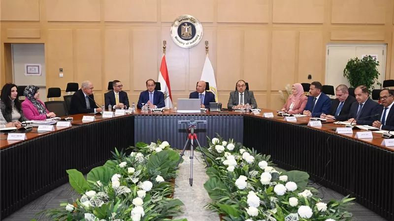 كامل الوزير: يجتمع بالوزراء والصناعيين لتعميق التصنيع المحلي وخفض الواردات
